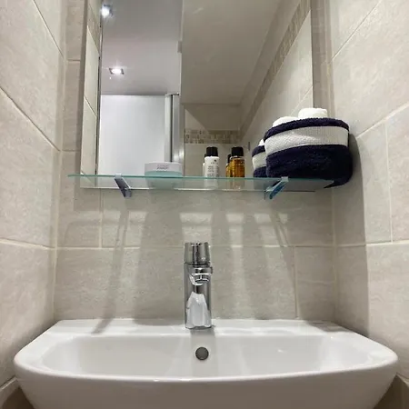 Independante En Face De La Gare Flandres Homestay *